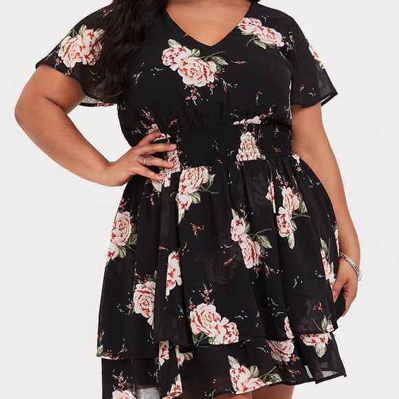 torrid Dresses & Skirts - Torrid BLACK FLORAL SMOCKED GEORGETTE DRESS Size 2 2X V Neck Short Sleeve